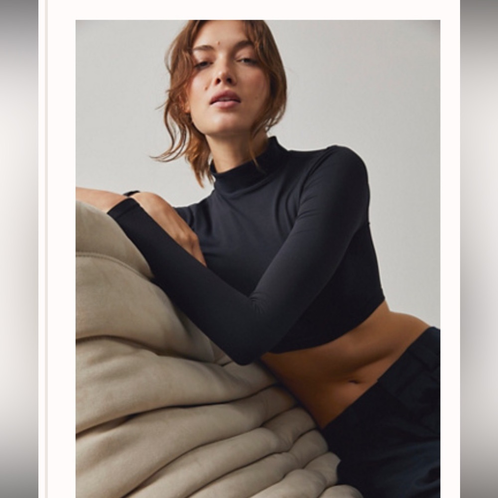 FREE PEOPLE INTIMATELY super crop seamless turtle neck